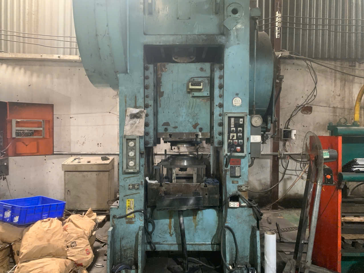 Hydraulic dress machine